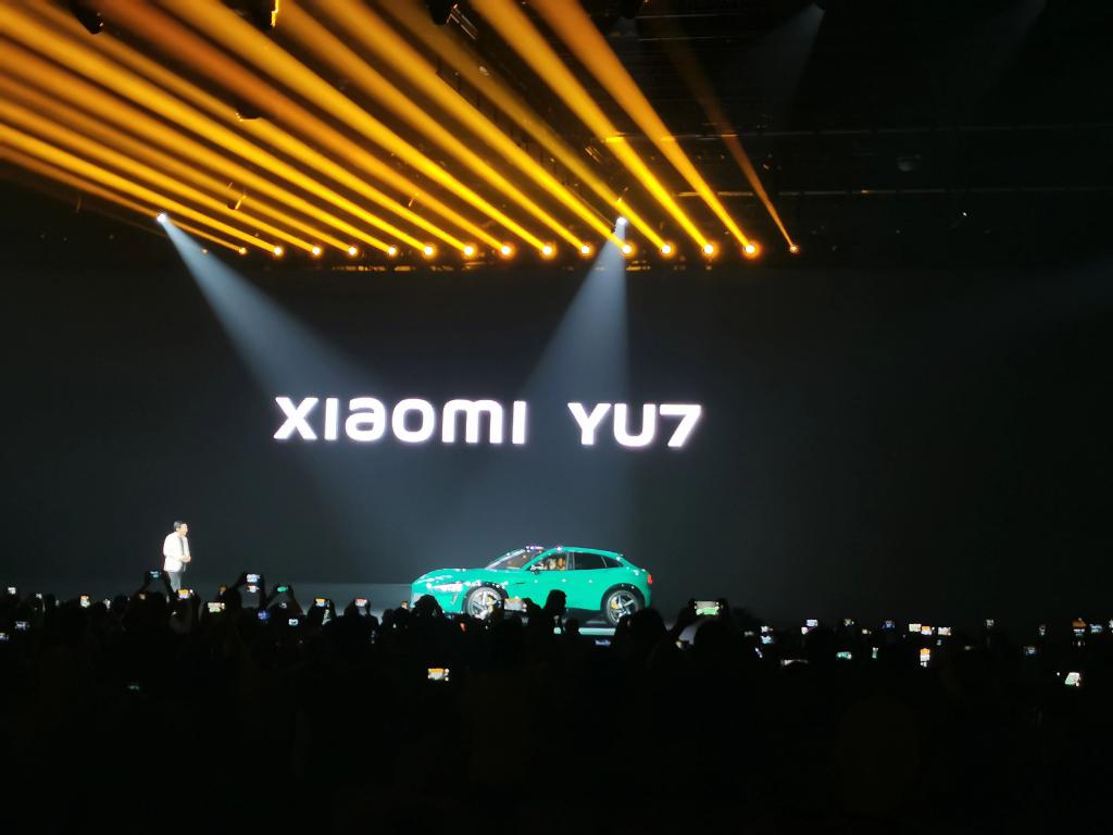 热搜，雷军称“小米YU7没有三十几万下不了台的”	，未过多介绍辅助驾驶；有“黄牛”称可代订，代抢费最高1.2万元？公司回应：别信！  第4张