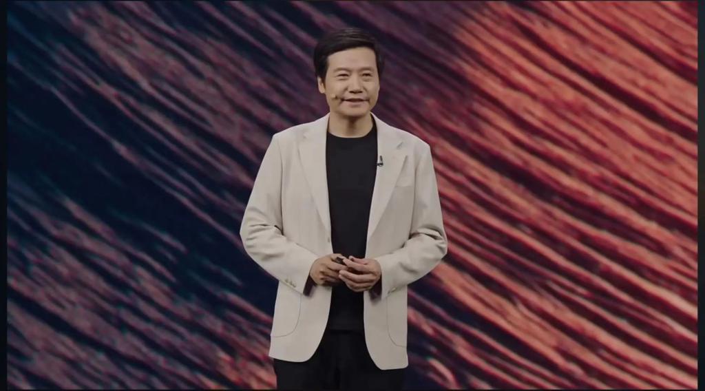 热搜，雷军称“小米YU7没有三十几万下不了台的	”，未过多介绍辅助驾驶；有“黄牛”称可代订，代抢费最高1.2万元？公司回应：别信！  第7张